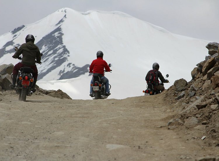 ladakh-traveling-by-bike